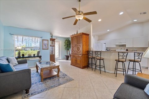 House in Cape Coral, Florida 2 bedrooms № 2040528 - photo 11