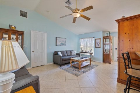 House in Cape Coral, Florida 2 bedrooms № 2040528 - photo 10