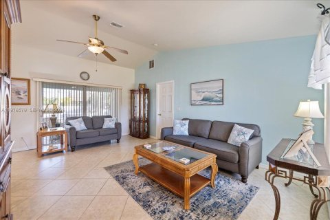 House in Cape Coral, Florida 2 bedrooms № 2040528 - photo 9