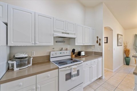 House in Cape Coral, Florida 2 bedrooms № 2040528 - photo 16