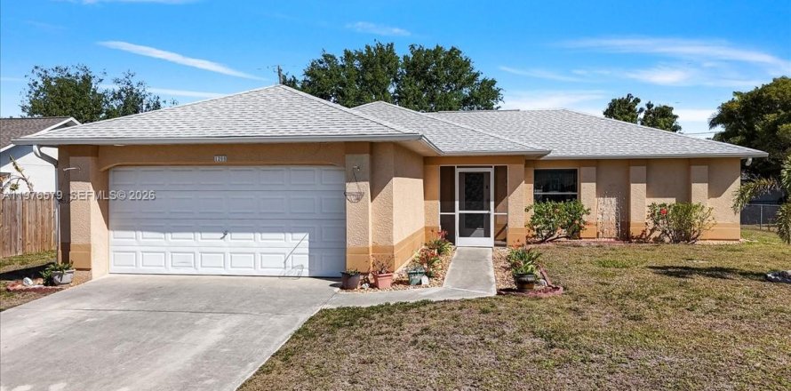 House in Cape Coral, Florida 2 bedrooms № 2040528