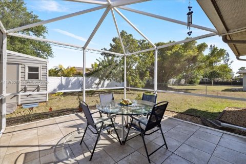 House in Cape Coral, Florida 2 bedrooms № 2040528 - photo 22