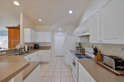 House in Cape Coral, Florida 2 bedrooms № 2040528 - photo 14