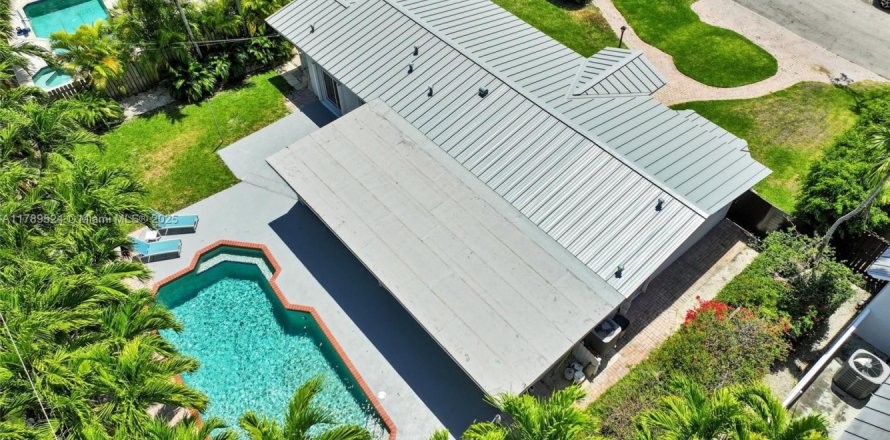 House in Key Biscayne, Florida 4 bedrooms, 202.25 sq.m. № 1862195