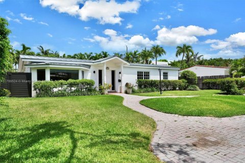 House in Key Biscayne, Florida 4 bedrooms, 202.25 sq.m. № 1862195 - photo 3