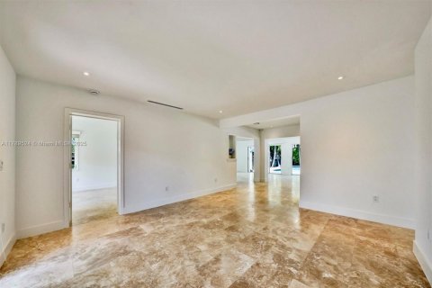 House in Key Biscayne, Florida 4 bedrooms, 202.25 sq.m. № 1862195 - photo 11