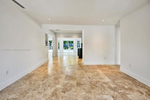 House in Key Biscayne, Florida 4 bedrooms, 202.25 sq.m. № 1862195 - photo 9