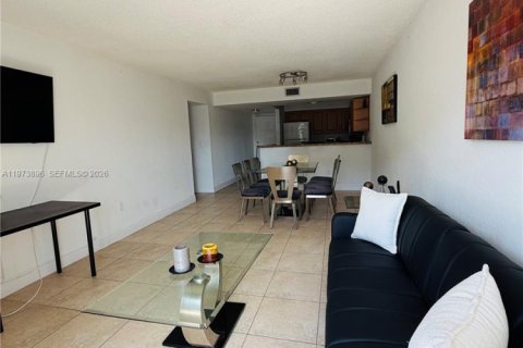 Condo in Doral, Florida, 2 bedrooms  № 2036248 - photo 14