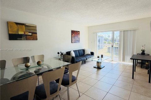 Condo in Doral, Florida, 2 bedrooms  № 2036248 - photo 11