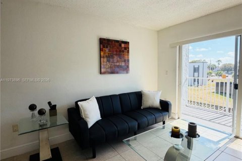 Condo in Doral, Florida, 2 bedrooms  № 2036248 - photo 12