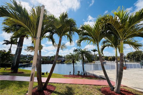 Condo in Doral, Florida, 2 bedrooms  № 2036248 - photo 28