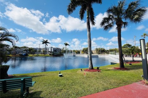 Condo in Doral, Florida, 2 bedrooms  № 2036248 - photo 24