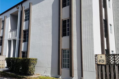 Condo in Doral, Florida, 2 bedrooms  № 2036248 - photo 2