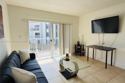 Condo in Doral, Florida, 2 bedrooms  № 2036248 - photo 13
