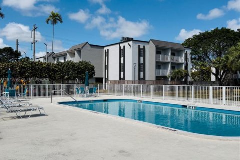 Condo in Doral, Florida, 2 bedrooms  № 2036248 - photo 25