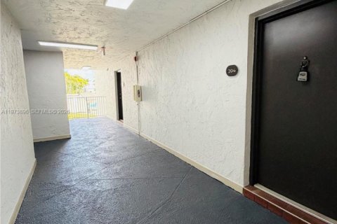 Condo in Doral, Florida, 2 bedrooms  № 2036248 - photo 6