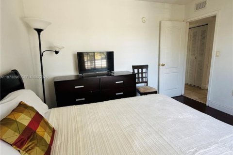 Condo in Doral, Florida, 2 bedrooms  № 2036248 - photo 17