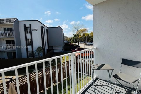 Condo in Doral, Florida, 2 bedrooms  № 2036248 - photo 15