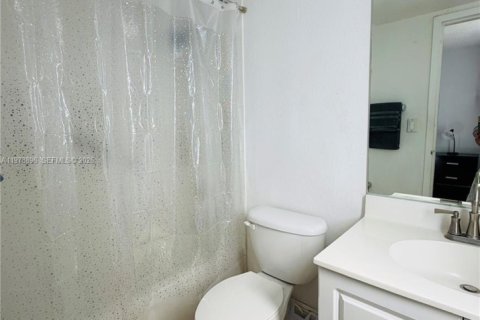 Condo in Doral, Florida, 2 bedrooms  № 2036248 - photo 20