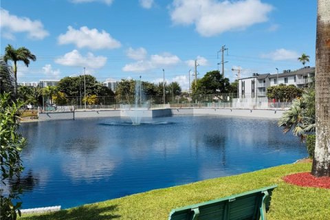 Condo in Doral, Florida, 2 bedrooms  № 2036248 - photo 22