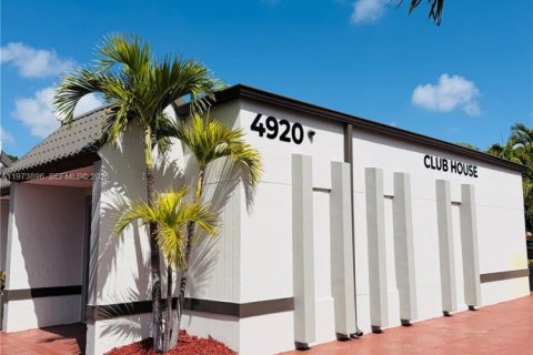 Condo in Doral, Florida, 2 bedrooms  № 2036248 - photo 23