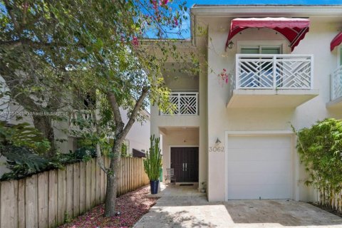 Adosado en venta en Miami, Florida, 3 dormitorios, 198.25 m2 № 1942513 - foto 1