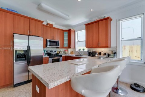 Adosado en venta en Miami, Florida, 3 dormitorios, 198.25 m2 № 1942513 - foto 6