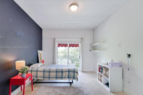 Adosado en venta en Miami, Florida, 3 dormitorios, 198.25 m2 № 1942513 - foto 16