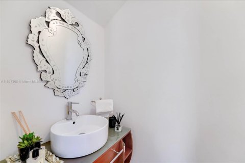 Adosado en venta en Miami, Florida, 3 dormitorios, 198.25 m2 № 1942513 - foto 11