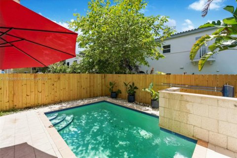 Adosado en venta en Miami, Florida, 3 dormitorios, 198.25 m2 № 1942513 - foto 9