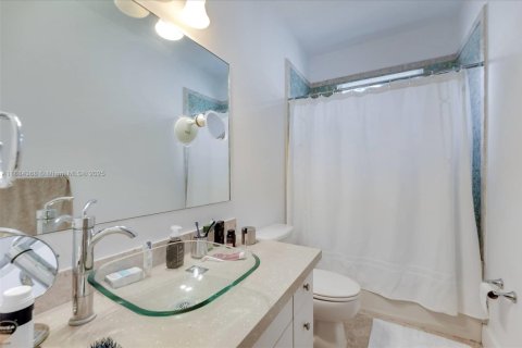 Adosado en venta en Miami, Florida, 3 dormitorios, 198.25 m2 № 1942513 - foto 18