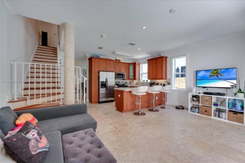 Adosado en venta en Miami, Florida, 3 dormitorios, 198.25 m2 № 1942513 - foto 5