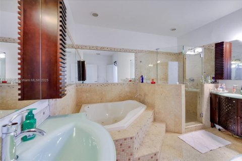 Adosado en venta en Miami, Florida, 3 dormitorios, 198.25 m2 № 1942513 - foto 17