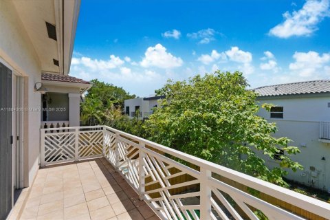 Adosado en venta en Miami, Florida, 3 dormitorios, 198.25 m2 № 1942513 - foto 13