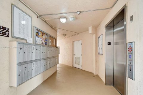Copropriété à vendre à Sunrise, Floride: 2 chambres, 104.98 m2 № 1736178 - photo 6