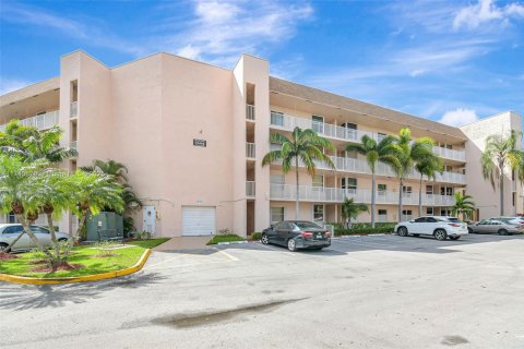 Copropriété à vendre à Sunrise, Floride: 2 chambres, 104.98 m2 № 1736178 - photo 1