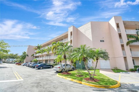 Copropriété à vendre à Sunrise, Floride: 2 chambres, 104.98 m2 № 1736178 - photo 2
