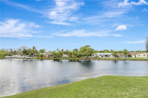 Copropriété à vendre à Sunrise, Floride: 2 chambres, 104.98 m2 № 1736178 - photo 24