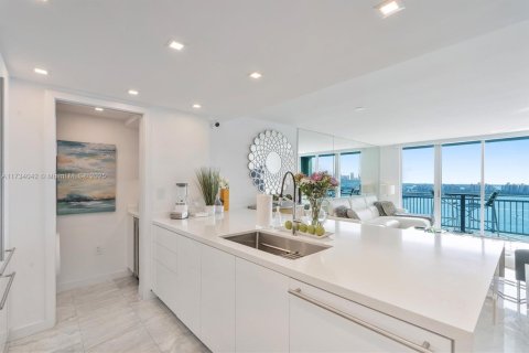 Condominio en alquiler en Miami Beach, Florida, 1 dormitorio, 72.46 m2 № 1993747 - foto 1