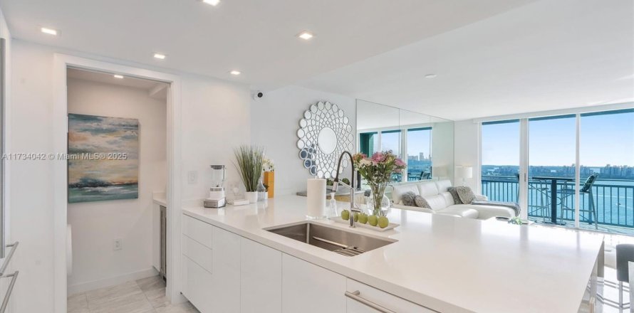 Condominio en Miami Beach, Florida, 1 dormitorio  № 1993747