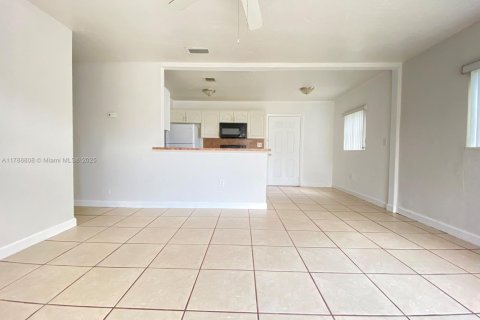 House in Miami, Florida 3 bedrooms, 94.02 sq.m. № 1752470 - photo 3