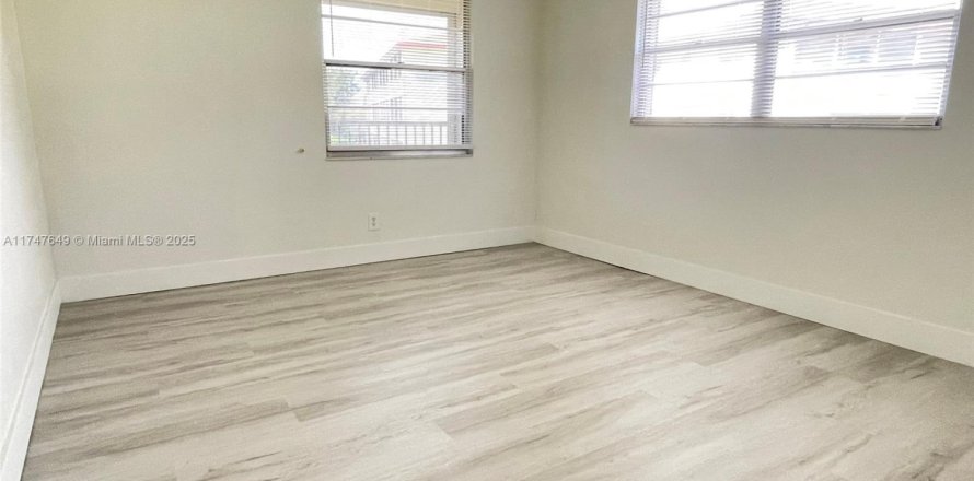 Condominio en Pembroke Pines, Florida, 2 dormitorios  № 1710974