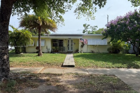 House in West Miami, Florida 4 bedrooms, 139.82 sq.m. № 1768455 - photo 1