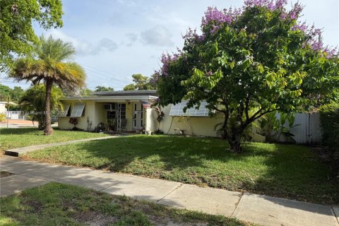 House in West Miami, Florida 4 bedrooms, 139.82 sq.m. № 1768455 - photo 3