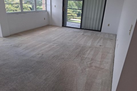Condo in Pembroke Pines, Florida, 2 bedrooms  № 2045193 - photo 14