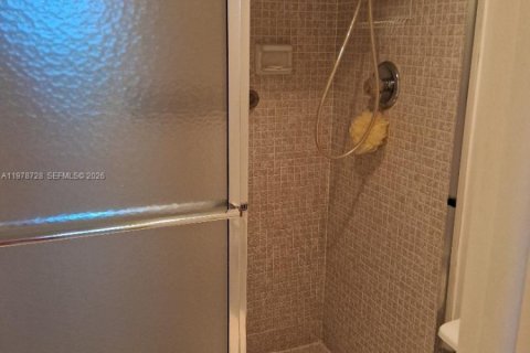 Condo in Pembroke Pines, Florida, 2 bedrooms  № 2045193 - photo 16