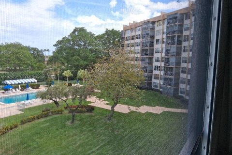 Condo in Pembroke Pines, Florida, 2 bedrooms  № 2045193 - photo 21