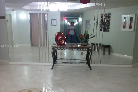 Condo in Pembroke Pines, Florida, 2 bedrooms  № 2045193 - photo 9