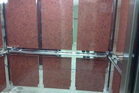 Condo in Pembroke Pines, Florida, 2 bedrooms  № 2045193 - photo 6