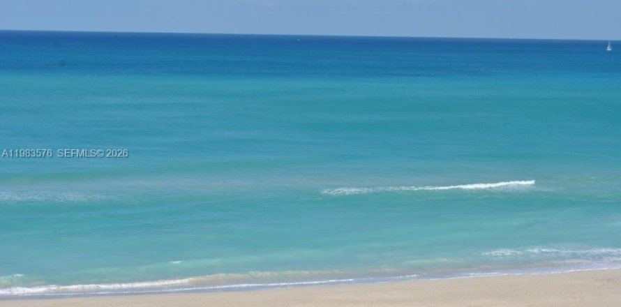 Condominio en Miami Beach, Florida, 2 dormitorios  № 2049424